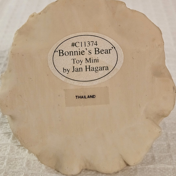 JAN HAGARA VINTAGE PORCELAIN FIGURINE BONNIE'S BEAR C11374 - Picture 3 of 3